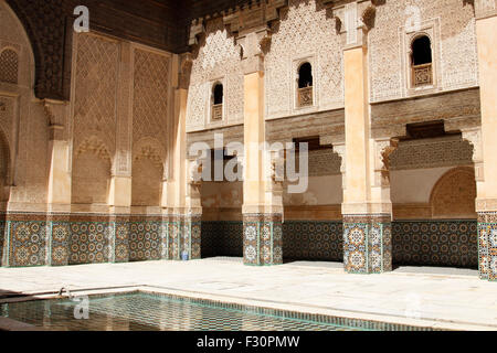 Zentralen Innenhof des Ben Youssef Medersa in Marrakesch, Marokko Stockfoto