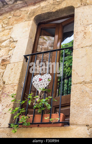 Mittelalterliche Straße mit ein Tower-Defense in Pals, Girona, Katalonien, Spanien Stockfoto