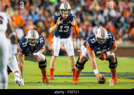 Auburn quarterback Sean White (13) während der NCAA College Football-Spiel zwischen Mississippi State und Auburn am Samstag Sept. 26, 2015 im Jordan-Hase-Stadion in Auburn, AL. Jacob Kupferman/CSM Stockfoto