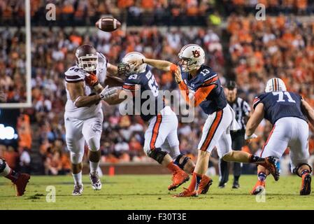 Auburn quarterback Sean White (13) während der NCAA College Football-Spiel zwischen Mississippi State und Auburn am Samstag Sept. 26, 2015 im Jordan-Hase-Stadion in Auburn, AL. Jacob Kupferman/CSM Stockfoto