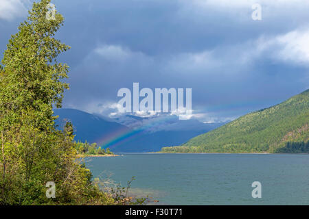 Ein bunter Regenbogen über Kootenay See und die umliegenden Berge, Balfour, Britisch-Kolumbien, Kanada, Nordamerika. Stockfoto