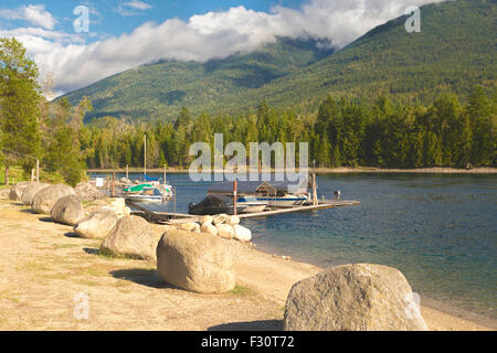 Blick vom Ufer auf Kootenay See und die umliegenden Berge, Balfour, Britisch-Kolumbien, Kanada, Nordamerika. Stockfoto