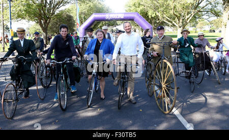 Southsea, Hampshire, UK. 27. Sep, 2015. Pedal Portsmouth leitet Bild Rat erhalten Donna Jones und konservative Wartungstafel für Portsmouth Flick Drummond auf ihr Fahrrad zu helfen Zyklus Sicherheit in Portsmouth zu markieren.  Radfahrer aller Altersgruppen und Fähigkeiten hat am Sonntag in Southsea Seafront Veranstaltung teilgenommen. Die Route war vier Meilen von völlig freie Verkehrswege in Southsea.   Es war eine großartige Gelegenheit für Kinder, Anfänger und rostigen Radfahrer fahren auf Straßen, ohne die Sorge der Fahrzeuge gewöhnen.  Ca. 1.000 Personen nahmen an der Veranstaltung Teil © UKNIP / Alamy Live News Credit: Uknip / Stockfoto