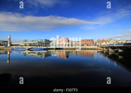 Belfast (/ˈbɛl.fɑːst/ oder /ˈbɛl.fæst/; aus irischen: Béal Feirste Bedeutung "Mund der Sandbänke") [11] ist die Hauptstadt und größte Stockfoto