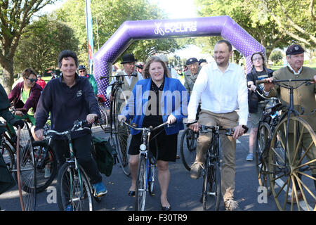 Southsea, Hampshire, UK. 27. Sep, 2015. Pedal Portsmouth leitet Bild Rat erhalten Donna Jones und konservative Wartungstafel für Portsmouth Flick Drummond auf ihr Fahrrad zu helfen Zyklus Sicherheit in Portsmouth zu markieren.  Radfahrer aller Altersgruppen und Fähigkeiten hat am Sonntag in Southsea Seafront Veranstaltung teilgenommen. Die Route war vier Meilen von völlig freie Verkehrswege in Southsea.   Es war eine großartige Gelegenheit für Kinder, Anfänger und rostigen Radfahrer fahren auf Straßen, ohne die Sorge der Fahrzeuge gewöhnen.  Ca. 1.000 Personen nahmen an der Veranstaltung Teil © UKNIP / Alamy Live News Credit: Uknip / Stockfoto