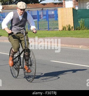 Southsea, Hampshire, UK. 27. Sep, 2015. Pedal Portsmouth leitet Bild Rat erhalten Donna Jones und konservative Wartungstafel für Portsmouth Flick Drummond auf ihr Fahrrad zu helfen Zyklus Sicherheit in Portsmouth zu markieren.  Radfahrer aller Altersgruppen und Fähigkeiten hat am Sonntag in Southsea Seafront Veranstaltung teilgenommen. Die Route war vier Meilen von völlig freie Verkehrswege in Southsea.   Es war eine großartige Gelegenheit für Kinder, Anfänger und rostigen Radfahrer fahren auf Straßen, ohne die Sorge der Fahrzeuge gewöhnen.  Ca. 1.000 Personen nahmen an der Veranstaltung Teil © UKNIP / Alamy Live News Credit: Uknip / Stockfoto