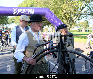 Southsea, Hampshire, UK. 27. Sep, 2015. Pedal Portsmouth ist Bild Rat Führer Donna Jones und konservative Wartungstafel für Portsmouth Flick Drummond, die auf ihren Bikes bekommen, markieren Sie Zyklus Sicherheit in Portsmouth zu helfen.  Radfahrer aller Altersgruppen und Fähigkeiten hat am Sonntag in Southsea Seafront Veranstaltung teilgenommen. Die Route war vier Meilen lang von völlig freie Verkehrswege in Southsea.   Es war eine großartige Gelegenheit für Kinder, Anfänger und rostigen Radfahrer fahren auf Straßen, ohne die Sorge der Fahrzeuge gewöhnen.  Ca. 1.000 Personen nahmen an der Veranstaltung Teil © UKNIP / Alamy Live News Credit: Stockfoto