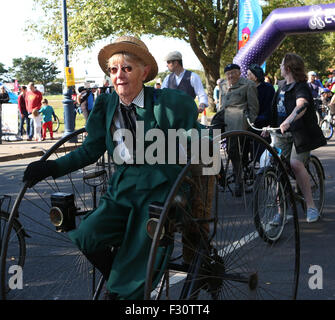 Southsea, Hampshire, UK. 27. Sep, 2015. Pedal Portsmouth ist Bild Rat Führer Donna Jones und konservative Wartungstafel für Portsmouth Flick Drummond, die auf ihren Bikes bekommen, markieren Sie Zyklus Sicherheit in Portsmouth zu helfen.  Radfahrer aller Altersgruppen und Fähigkeiten hat am Sonntag in Southsea Seafront Veranstaltung teilgenommen. Die Route war vier Meilen lang von völlig freie Verkehrswege in Southsea.   Es war eine großartige Gelegenheit für Kinder, Anfänger und rostigen Radfahrer fahren auf Straßen, ohne die Sorge der Fahrzeuge gewöhnen.  Ca. 1.000 Personen nahmen an der Veranstaltung Teil © UKNIP / Alamy Live News Credit: Stockfoto