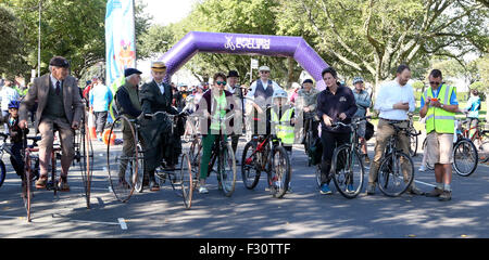 Southsea, Hampshire, UK. 27. Sep, 2015. Pedal Portsmouth ist Bild Rat Führer Donna Jones und konservative Wartungstafel für Portsmouth Flick Drummond, die auf ihren Bikes bekommen, markieren Sie Zyklus Sicherheit in Portsmouth zu helfen.  Radfahrer aller Altersgruppen und Fähigkeiten hat am Sonntag in Southsea Seafront Veranstaltung teilgenommen. Die Route war vier Meilen lang von völlig freie Verkehrswege in Southsea.   Es war eine großartige Gelegenheit für Kinder, Anfänger und rostigen Radfahrer fahren auf Straßen, ohne die Sorge der Fahrzeuge gewöhnen.  Ca. 1.000 Personen nahmen an der Veranstaltung Teil © UKNIP / Alamy Live News Credit: Stockfoto