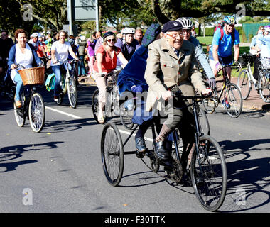 Southsea, Hampshire, UK. 27. Sep, 2015. Pedal Portsmouth ist Bild Rat Führer Donna Jones und konservative Wartungstafel für Portsmouth Flick Drummond, die auf ihren Bikes bekommen, markieren Sie Zyklus Sicherheit in Portsmouth zu helfen.  Radfahrer aller Altersgruppen und Fähigkeiten hat am Sonntag in Southsea Seafront Veranstaltung teilgenommen. Die Route war vier Meilen lang von völlig freie Verkehrswege in Southsea.   Es war eine großartige Gelegenheit für Kinder, Anfänger und rostigen Radfahrer fahren auf Straßen, ohne die Sorge der Fahrzeuge gewöhnen.  Ca. 1.000 Personen nahmen an der Veranstaltung Teil © UKNIP / Alamy Live News Credit: Stockfoto