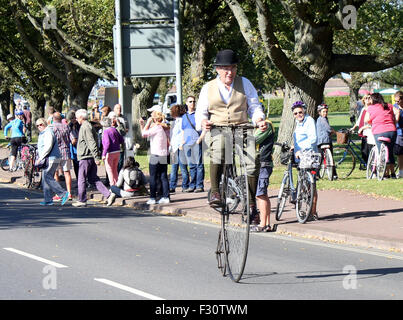 Southsea, Hampshire, UK. 27. Sep, 2015. Pedal Portsmouth ist Bild Rat Führer Donna Jones und konservative Wartungstafel für Portsmouth Flick Drummond, die auf ihren Bikes bekommen, markieren Sie Zyklus Sicherheit in Portsmouth zu helfen.  Radfahrer aller Altersgruppen und Fähigkeiten hat am Sonntag in Southsea Seafront Veranstaltung teilgenommen. Die Route war vier Meilen lang von völlig freie Verkehrswege in Southsea.   Es war eine großartige Gelegenheit für Kinder, Anfänger und rostigen Radfahrer fahren auf Straßen, ohne die Sorge der Fahrzeuge gewöhnen.  Ca. 1.000 Personen nahmen an der Veranstaltung Teil © UKNIP / Alamy Live News Credit: Stockfoto