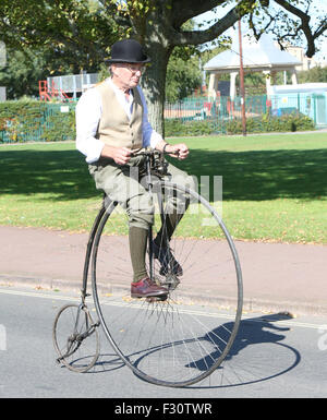 Southsea, Hampshire, UK. 27. Sep, 2015. Pedal Portsmouth ist Bild Rat Führer Donna Jones und konservative Wartungstafel für Portsmouth Flick Drummond, die auf ihren Bikes bekommen, markieren Sie Zyklus Sicherheit in Portsmouth zu helfen.  Radfahrer aller Altersgruppen und Fähigkeiten hat am Sonntag in Southsea Seafront Veranstaltung teilgenommen. Die Route war vier Meilen lang von völlig freie Verkehrswege in Southsea.   Es war eine großartige Gelegenheit für Kinder, Anfänger und rostigen Radfahrer fahren auf Straßen, ohne die Sorge der Fahrzeuge gewöhnen.  Ca. 1.000 Personen nahmen an der Veranstaltung Teil © UKNIP / Alamy Live News Credit: Stockfoto