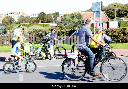 Southsea, Hampshire, UK. 27. Sep, 2015. Pedal Portsmouth ist Bild Rat Führer Donna Jones und konservative Wartungstafel für Portsmouth Flick Drummond, die auf ihren Bikes bekommen, markieren Sie Zyklus Sicherheit in Portsmouth zu helfen.  Radfahrer aller Altersgruppen und Fähigkeiten hat am Sonntag in Southsea Seafront Veranstaltung teilgenommen. Die Route war vier Meilen lang von völlig freie Verkehrswege in Southsea.   Es war eine großartige Gelegenheit für Kinder, Anfänger und rostigen Radfahrer fahren auf Straßen, ohne die Sorge der Fahrzeuge gewöhnen.  Ca. 1.000 Personen nahmen an der Veranstaltung Teil © UKNIP / Alamy Live News Credit: Stockfoto