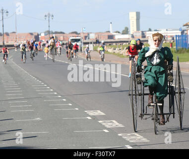 Southsea, Hampshire, UK. 27. Sep, 2015. Pedal Portsmouth ist Bild Rat Führer Donna Jones und konservative Wartungstafel für Portsmouth Flick Drummond, die auf ihren Bikes bekommen, markieren Sie Zyklus Sicherheit in Portsmouth zu helfen.  Radfahrer aller Altersgruppen und Fähigkeiten hat am Sonntag in Southsea Seafront Veranstaltung teilgenommen. Die Route war vier Meilen lang von völlig freie Verkehrswege in Southsea.   Es war eine großartige Gelegenheit für Kinder, Anfänger und rostigen Radfahrer fahren auf Straßen, ohne die Sorge der Fahrzeuge gewöhnen.  Ca. 1.000 Personen nahmen an der Veranstaltung Teil © UKNIP / Alamy Live News Credit: Stockfoto