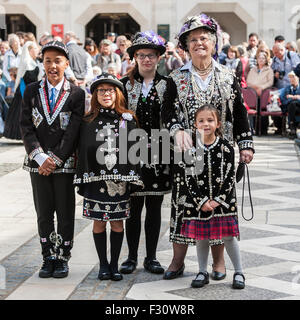 London, UK.  27. September 2015.  Versammeln Sie Pearly Kings and Queens, gekleidet in ihren traditionellen dunklen Anzügen bedeckt in Hunderten von Perlmutt Knöpfe, sich am Guildhall, das jährliche Pearly Kings und Queens Erntedankfest zu feiern. Bildnachweis: Stephen Chung / Alamy Live News Stockfoto