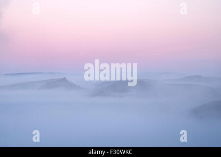 Peak District, Derbyshire, UK. 27. September 2015. Magenta Himmel und Nebel dominieren die am frühen Morgen als Herbstwetter einen Halt in oberen Dovedale nimmt. Stockfoto