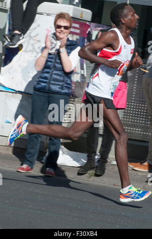 Berlin, Deutschland. 27. Sep, 2015. Äthiopische Athleten Chalachew Asmamaw Tirumeh fertig 11. in der 42. Berlin-Marathon, 2015 Credit: Philip Spiel/Alamy Live News Stockfoto