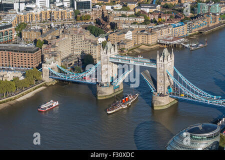 Tower Bridge hob Waverley Raddampfer auf der Durchreise Fluss Themse London UK Ansicht aus der Shard Stockfoto