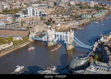 Tower Bridge hob Waverley Raddampfer auf der Durchreise Fluss Themse London UK Ansicht aus der Shard Stockfoto