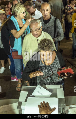 Barcelona, Katalonien, Spanien. 27. Sep, 2015. Ein Wähler stellt seine Stimme in die Wahlurne während Kataloniens Regionalwahlen Credit: Matthias Oesterle/ZUMA Draht/Alamy Live News Stockfoto