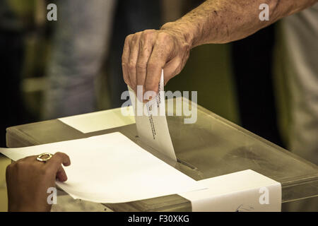 Barcelona, Katalonien, Spanien. 27. Sep, 2015. Ein Wähler stellt seine Stimme in die Wahlurne während Kataloniens Regionalwahlen Credit: Matthias Oesterle/ZUMA Draht/Alamy Live News Stockfoto