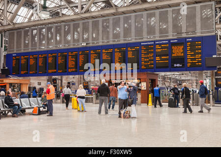 Bahnhofshalle und Abfahrtstafel, Hauptbahnhof Glasgow, Glasgow, Schottland, UK. Stockfoto