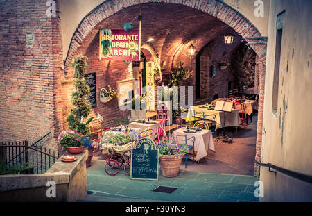 MONTEPULCIANO, Italien - 25. Juni 2015: kleine Pizzeria mit schönen Blumen-Dekoration im antiken Stadt Montepulciano, es Stockfoto