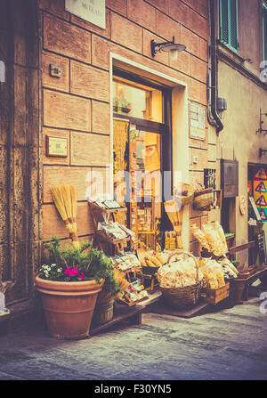 MONTEPULCIANO, Italien - 25. Juni 2015: typisch toskanischen Shop mit Nudeln und Oliven in antiken Stadt Montepulciano, Italien Stockfoto