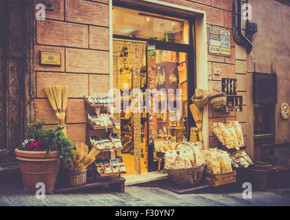 MONTEPULCIANO, Italien - 25. Juni 2015: typisch toskanischen Shop mit Nudeln und Oliven in antiken Stadt Montepulciano, Italien Stockfoto