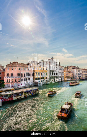 Venedig - 29. Juni 2015: Canal Grande mit Booten Landschaft in antiken Venedig, Italien Stockfoto