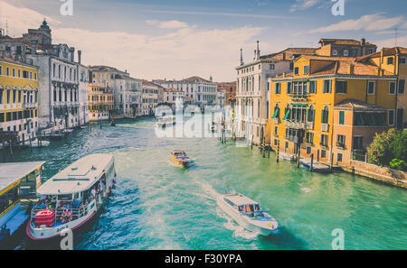 Venedig - 29. Juni 2015: Canal Grande mit Booten Landschaft in antiken Venedig, Italien Stockfoto