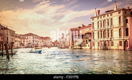 Venedig - 29. Juni 2015: Canal Grande mit Booten Landschaft in antiken Venedig, Italien Stockfoto