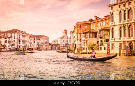 Venedig, Italien - 29. Juni 2015: Canal Grande Landschaft mit einer Gondel in antiken Venedig, Italien Stockfoto