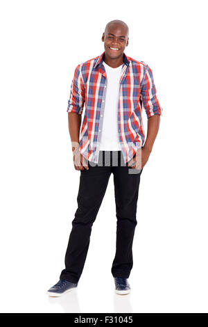 fröhliche junge afroamerikanische Mann posiert auf weiß Stockfoto