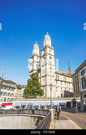 Stadt Zürich und Grossmünster im Sommer in der Schweiz. Blick von der Brücke Stockfoto