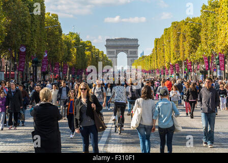 Paris, Frankreich. Große Menschenmenge von Menschen von hinten, Teilnahme am Environmental Street Event, 'Journée Sans voiture', (Tag ohne C-ars), Avenue des Champs-Elyees, zu Fuß entfernt Stockfoto