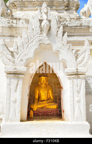 Gold Budda weiß lackiert Schrein auf dem Gelände der Shwezigon Pagode sitzt am Stadtrand von Nyaung U, Bagan, Myanmar (Birma) Stockfoto