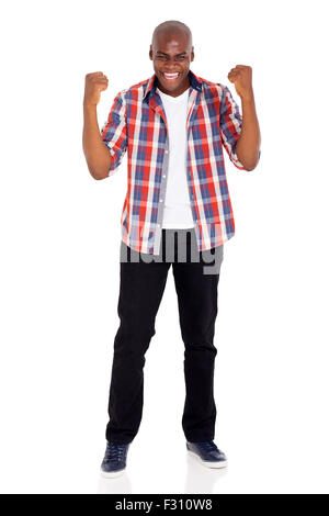 fröhliche afroamerikanische Mann mit Fäusten auf weißem Hintergrund Stockfoto