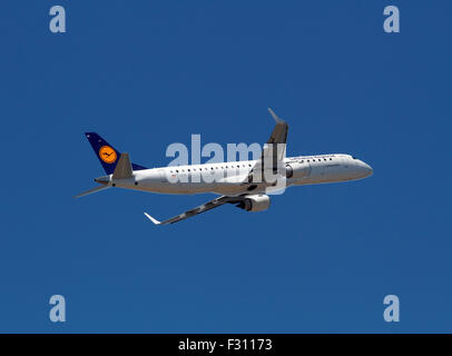 Lufthansa CityLine, Embraer ERJ-195, d-Aebl, hebt ab und klettert von CPH, Kopenhagen Flughafen Kastrup Stockfoto
