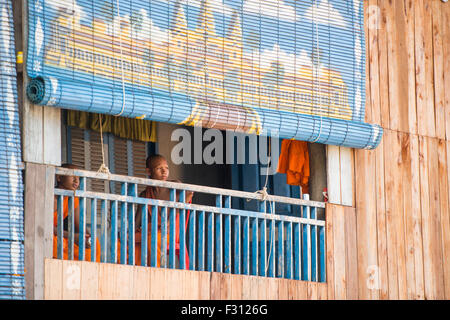 Ein Mönch im Dorf von Angkor Ban, an den Ufern des Mekong-Flusses, Provinz Battambang, Kambodscha Stockfoto