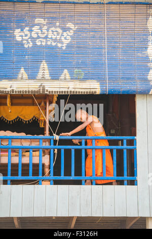 Ein Mönch im Dorf von Angkor Ban, an den Ufern des Mekong-Flusses, Provinz Battambang, Kambodscha Stockfoto