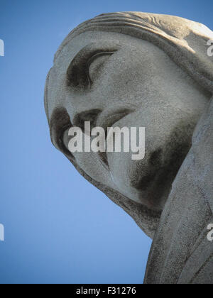 Die Statue von Christus dem Erlöser (Cristo Rendentor) oben auf den Berg Corcovado sieht in Rio De Janeiro, Brasilien Stockfoto