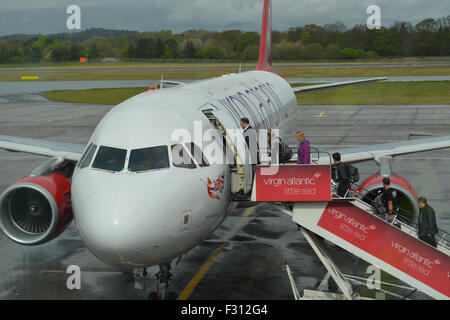 Eine Virgin Atlantic A320 Boarding am Gate 6 am Flughafen Edinburgh im Sommer 2015 kurz bevor es Katzensprung bis Heathrow ist. Stockfoto