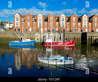 Angelboote/Fischerboote am Kai auf dem Fluss Witham in Boston, Lincolnshire, England UK gefesselt Stockfoto