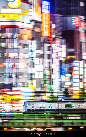 Übergabe des Zuges vor Kabukicho, Shinjuku-Ku, Tokyo, Japan Stockfoto