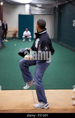 US-Präsident Barack Obama trägt eine Jacke White Sox MLB wirft einen Baseball anlässlich Eröffnungstag im Keller des weißen Hauses 1. April 2013 in Washington, DC. Stockfoto