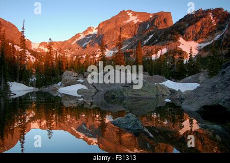 Hallet des Peak spiegelt sich in See Haiyaha im Morgengrauen in Colorado Rocky Mountain National Park. Stockfoto