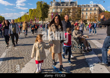 Paris, Frankreich, Französische Familien mit Kindern, Teilnahme an der Umweltstraßenveranstaltung, „Journée Sans Voiture“, (Tag ohne C-ars), Avenue des Champs-Elyees, Sonnentag, französische Kinder Stockfoto