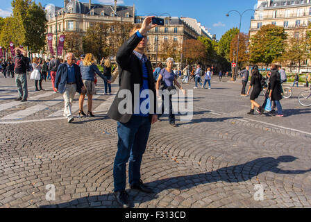 Paris, Frankreich, Teilnahme an der Environmental Street Event, 'Journée Sans Voiture', (Tag ohne C-ars), Avenue des Champs-Elyees, Mann beim Fotografieren, Menschen versammelten sich Straßen Stockfoto