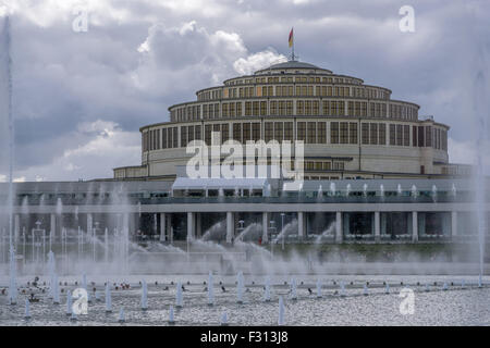 Speienden Brunnen Centennial Hall Wroclaw Jahrhundertshalle Breslau Max Berg Stockfoto